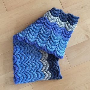 Brand new, hand knit 🧶 baby lap blanket